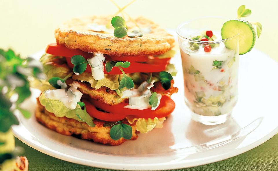 Gemüse-Joghurt-Blinis mit Kresse-Gurken-Dip