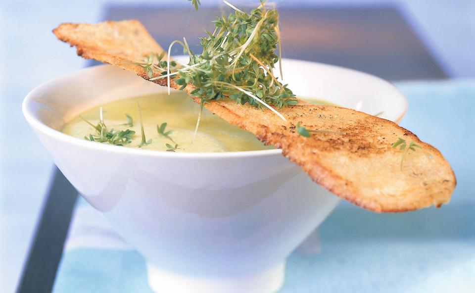 Kräutersuppe mit Kresse und Knusper-Brot