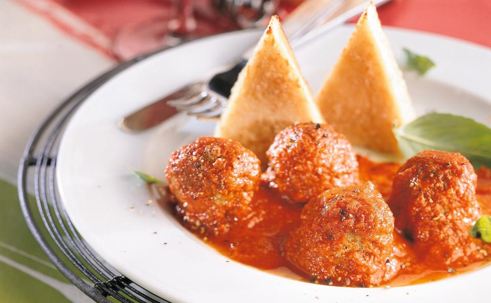 Polpette mit Basilikum in Tomatensauce