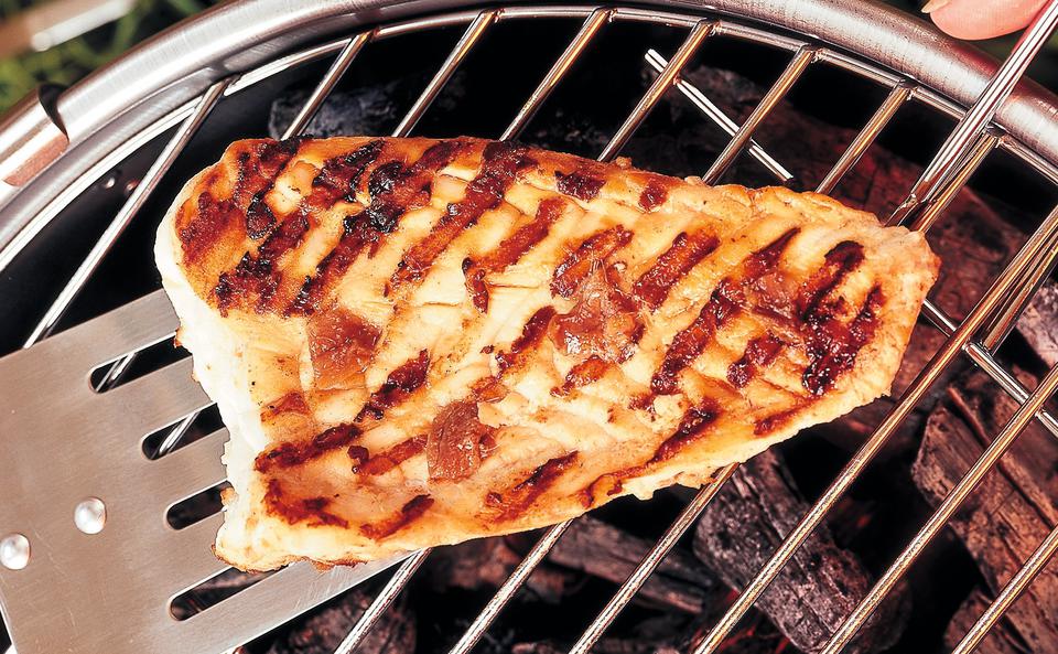 Mit Sardellen gespickter Seeteufel vom Grill