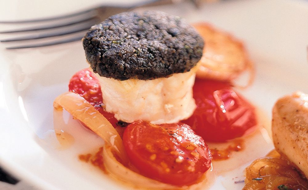 Seeteufel mit Olivenkruste und Schmorparadeisern • Rezept • GUSTO.AT