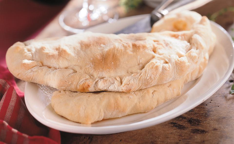 Lachs-Mozzarella-Calzone aus selbstgemachtem Pizzateig