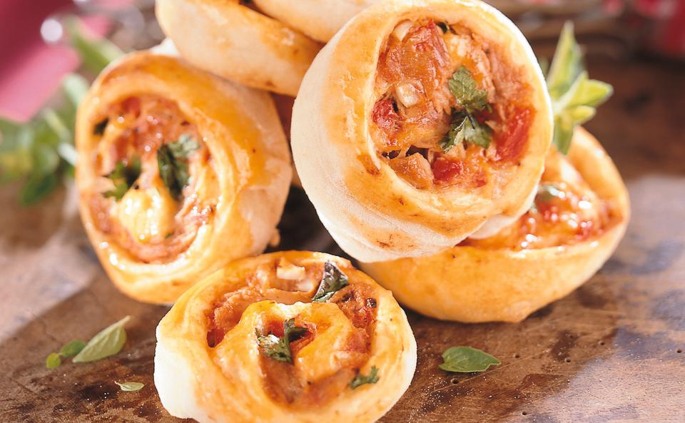 Thunfisch-Rotolini aus selbstgemachtem Pizzateig