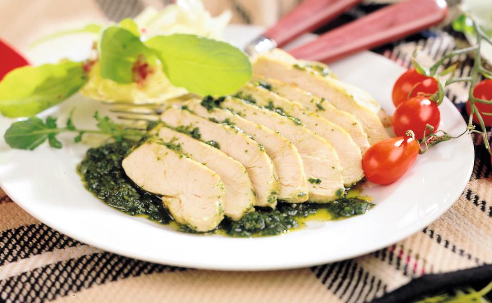 Hühnerfilets mit Salsa verde und Eisberg-Rucolasalat