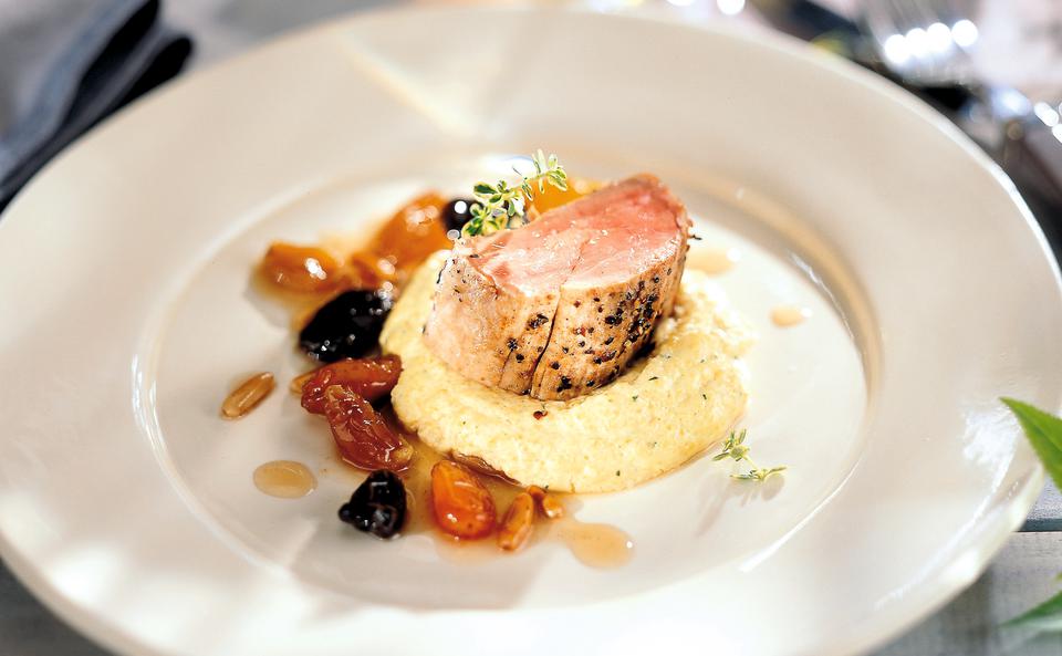 Schweinsfilet mit Grappa-Rosinen-Pignolisauce und cremiger Polenta