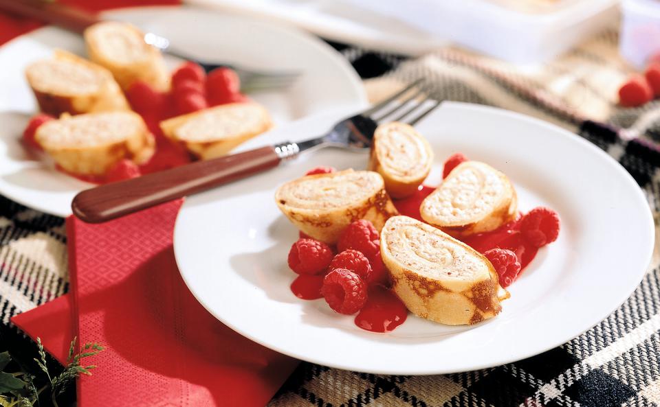 Topfen-Palatschinken-Roulade mit Himbeersauce