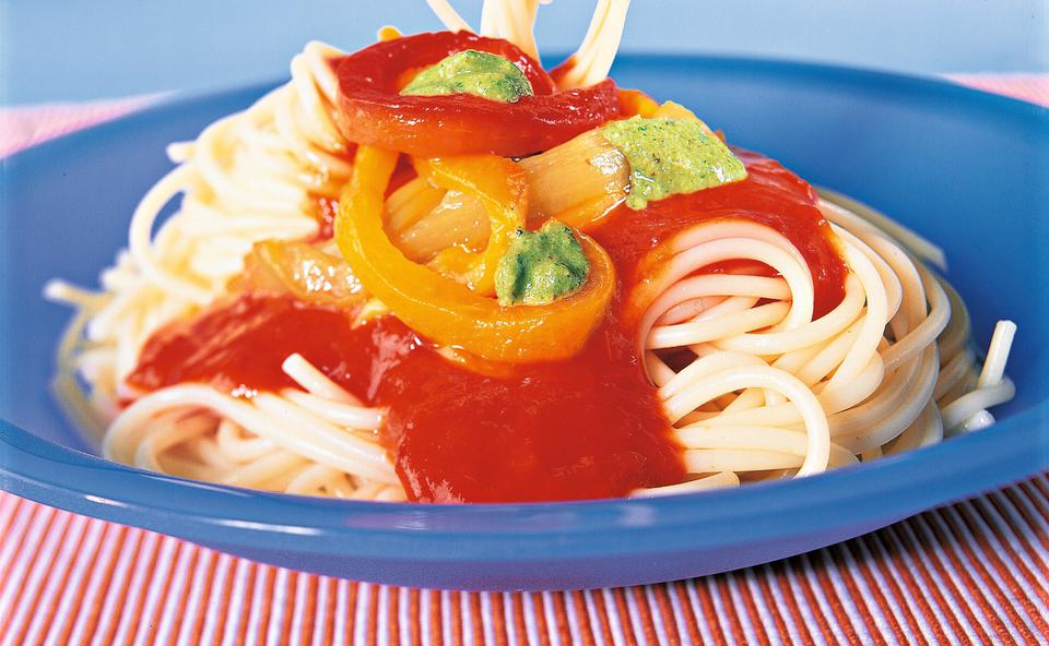 Spaghetti mit Paprikasauce und Kräuter-Haselnuss-Pesto • Rezept