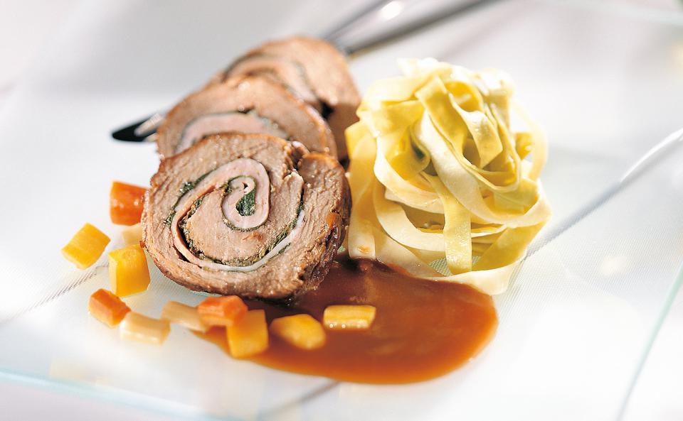 Rindsbraten mit Schinken-Mangoldfülle und Tagliatelle