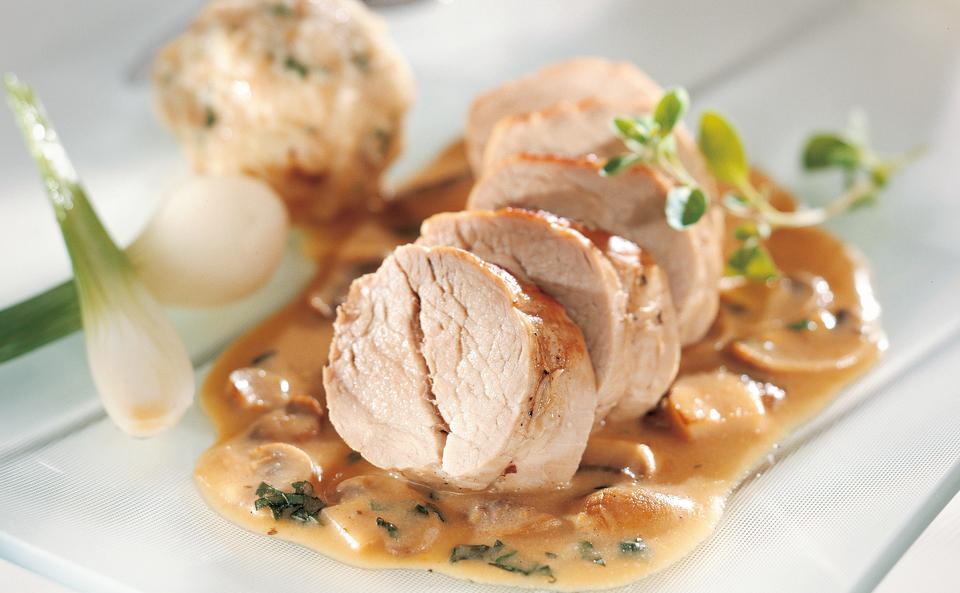 Schweinsfilet mit Schwammerlsauce und Semmelknödeln