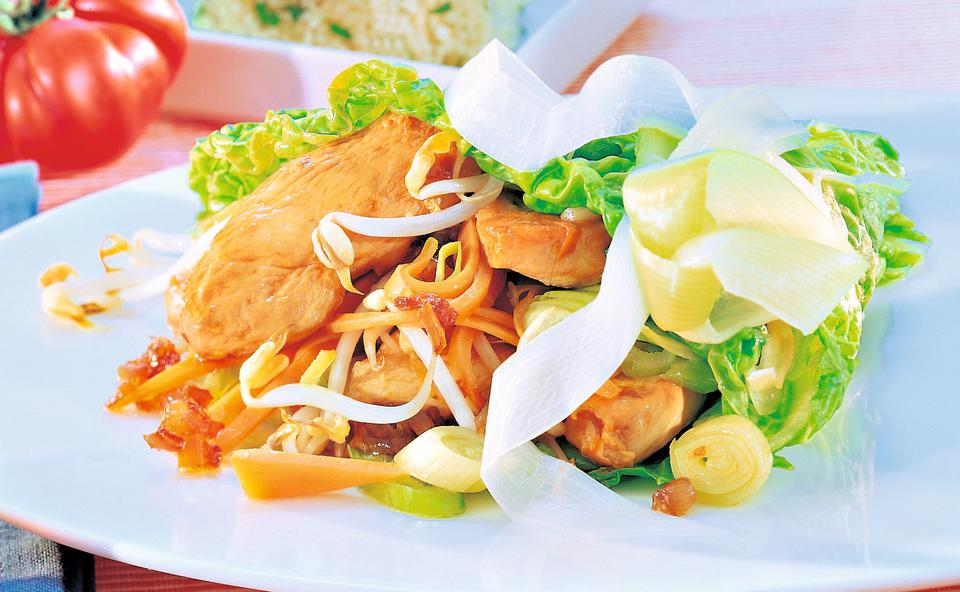 Schnell gewickelte Kohlrouladen mit Kürbis-Paradeissauce