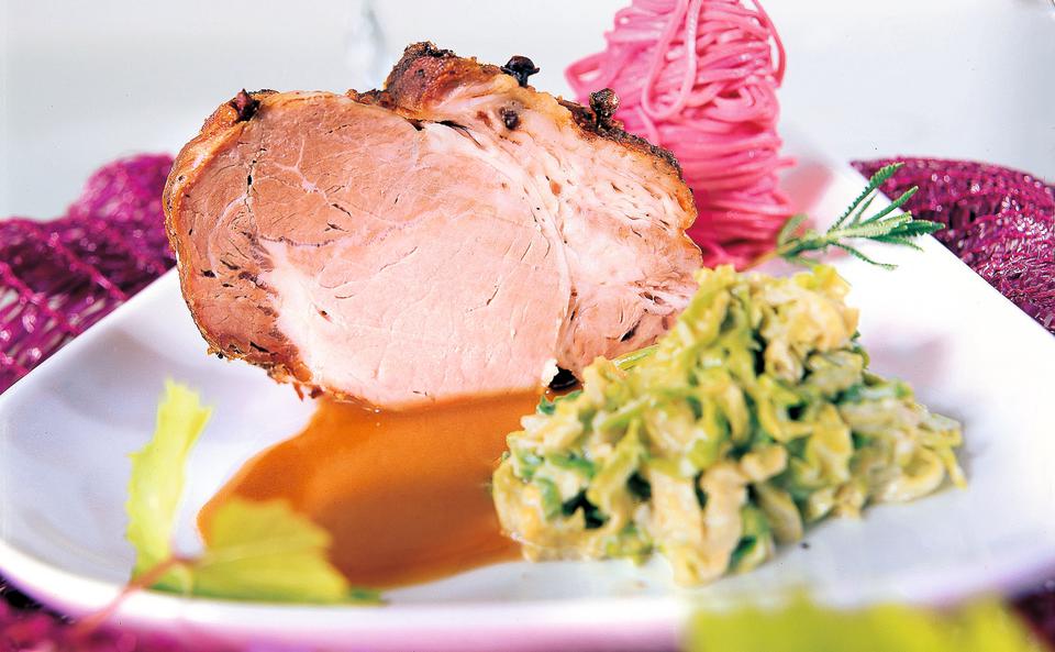 Wildschweinbraten mit Rahmkohl und Rote-Rüben-Nudeln