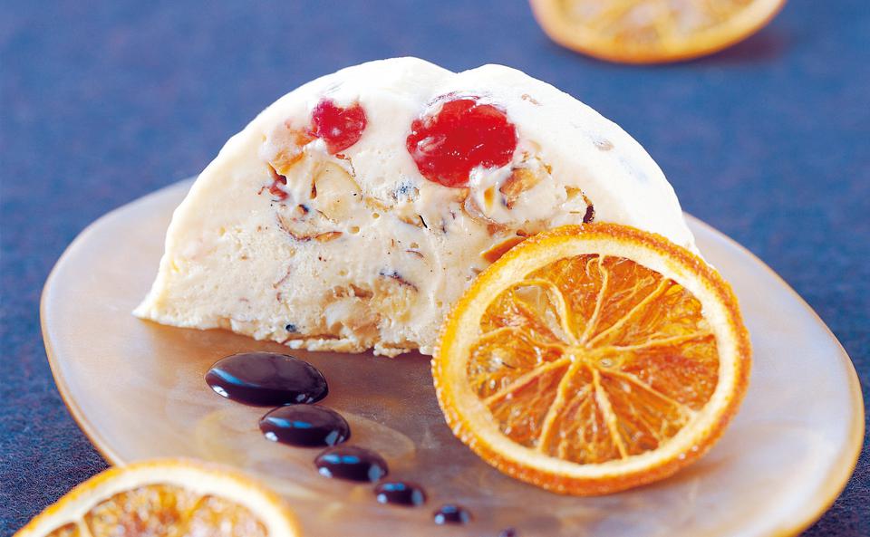 Christstollen-Parfait mit Orangen-Schokosauce