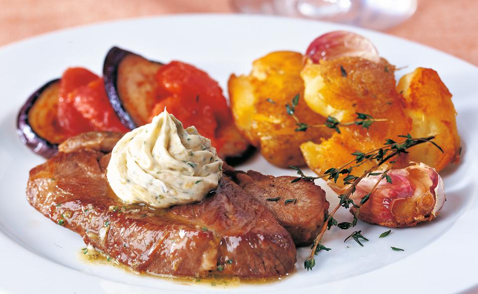 Lammkeulen-Steak mit Kapern-Zitronen-Butter