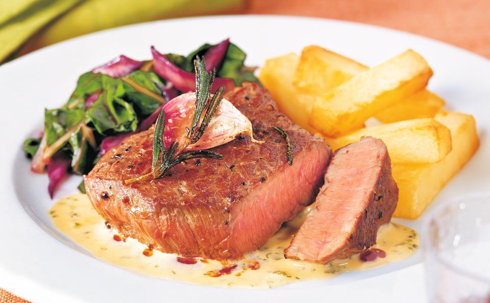 Hüftsteak mit Sauce Bearnaise und Pommes Pont-Neuf