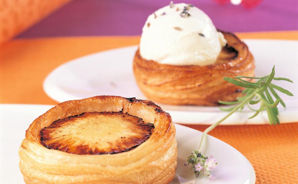 Ananas-Tartes im Tatin-Stil mit Lavendelmousse