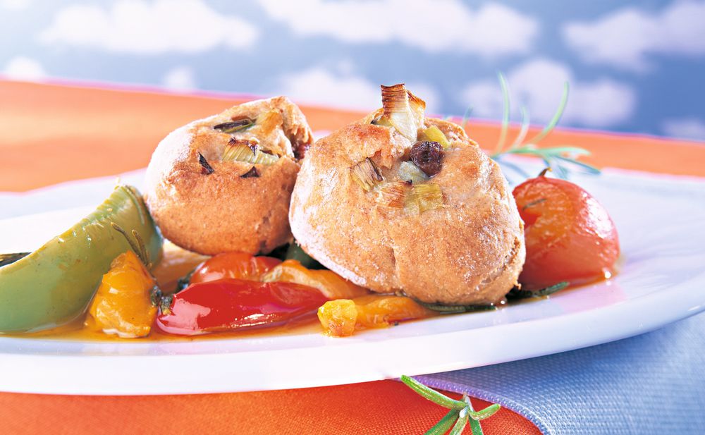 Jungzwiebel-Dinkelschnecken auf Paprikagemüse • Rezept • GUSTO.AT