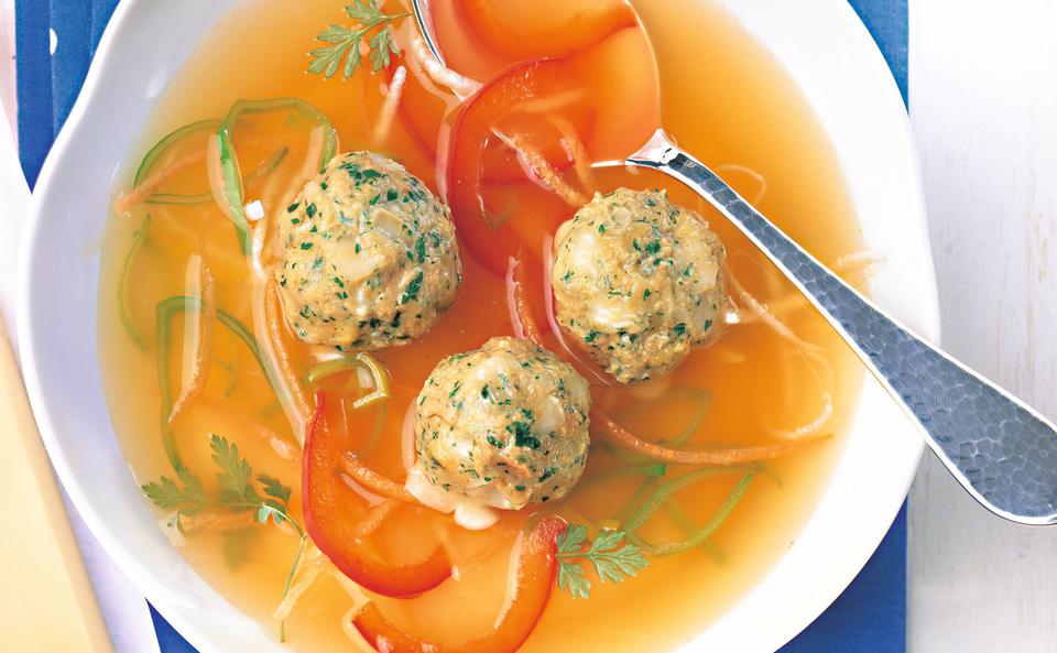 Gemüsebouillon mit Käse-Kräuter-Knödel