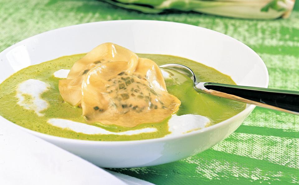 Mangoldsuppe mit Forellen-Ravioli