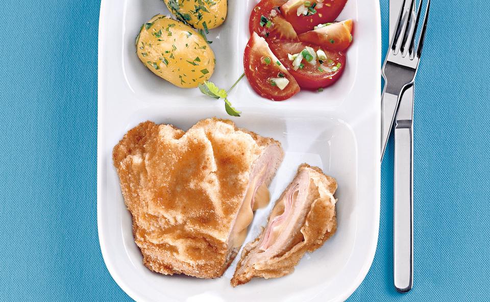 Cordon bleu vom Kalb mit Paradeissalat • Rezept • GUSTO.AT