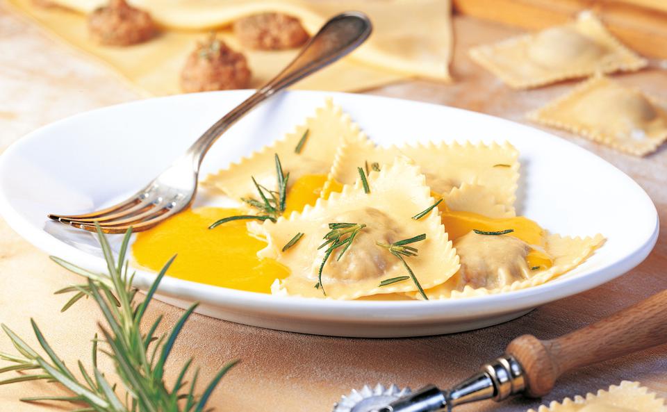 Lammfleisch-Ravioli mit Paprikasauce