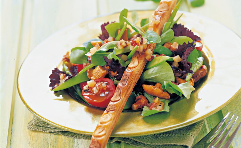 Bunter Salat mit Erdäpfel-Speck-Dressing