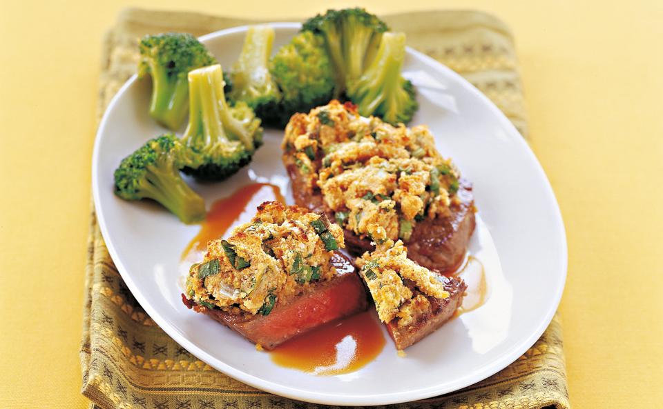 Steaks mit Kräuterkruste und Brokkoli