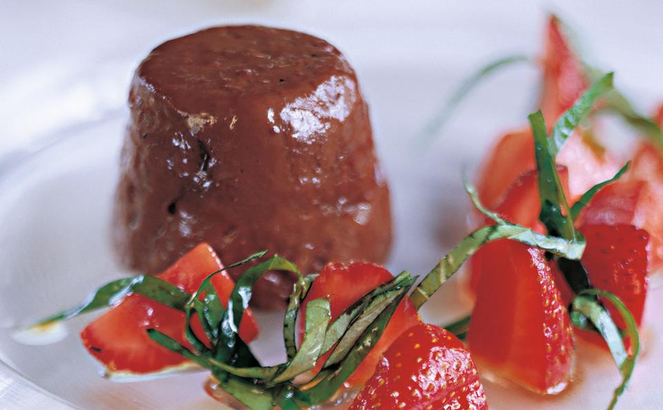 Schokolade-Olivenöl-Pudding mit marinierten Erdbeeren