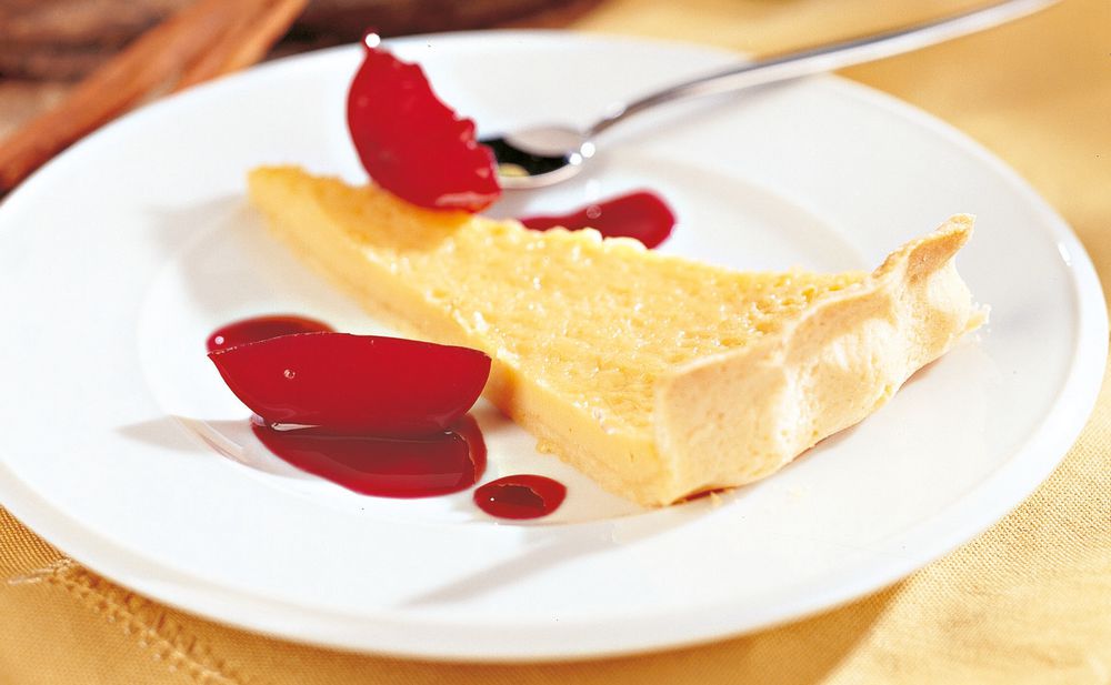 Limettentarte mit Rotwein-Zwetschken • Rezept • GUSTO.AT