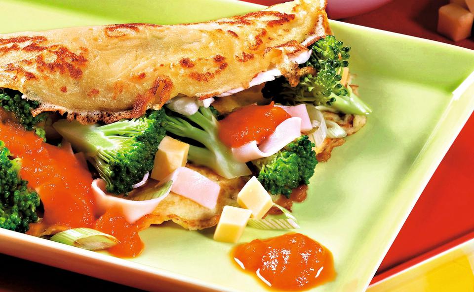Gefüllte Vollkorncrêpes mit schneller Paprikasauce