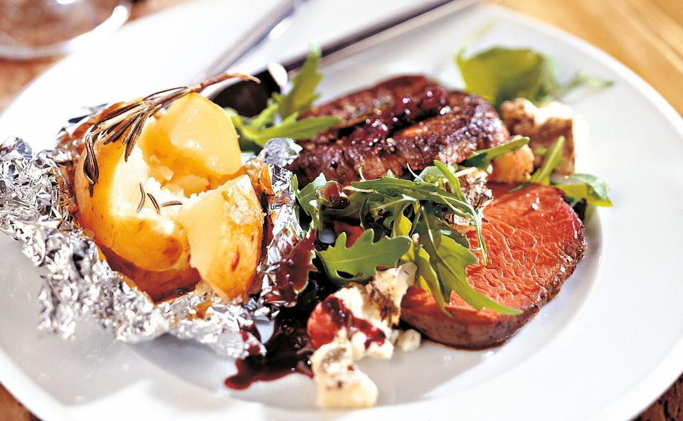 Steaks mit Rucola-Käsefülle und Grappa-Erdäpfeln