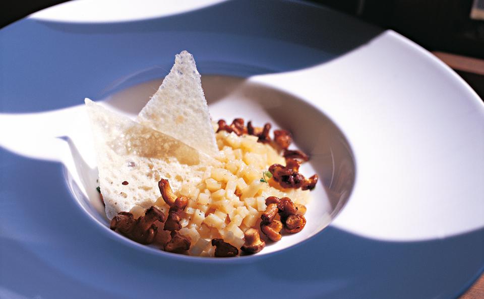 Erdäpfel-Risotto mit Eierschwammerln und Bergkäse-Chips