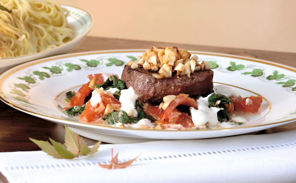 Hirschmedaillons mit Mandelkruste und Paradeis-Spinat • Rezept