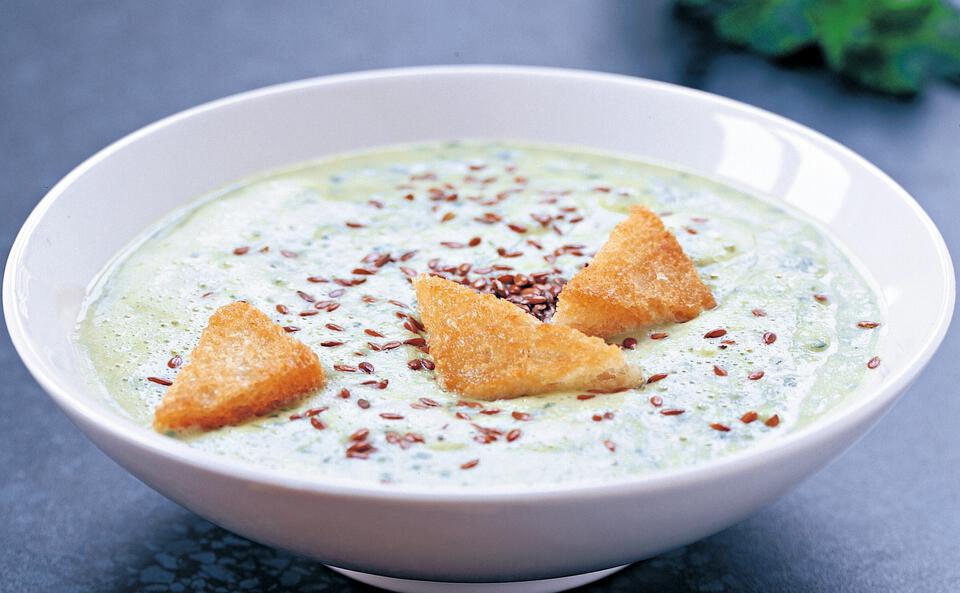 Petersilsuppe mit Leinsamen und Knusperbrot