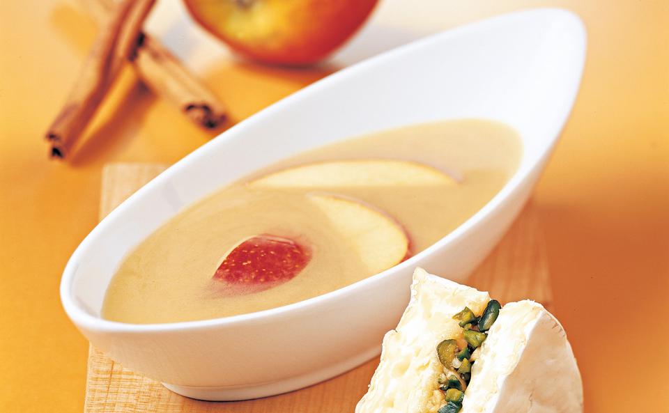 Apfel-Zimtsuppe mit Brie-Törtchen