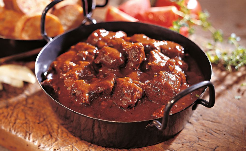 Rindsragout mit Rotwein und gebratenen Serviettenknödeln • Rezept