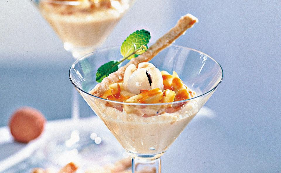 Kokos-Vanillecreme mit Ananas und Zuckerstangerln