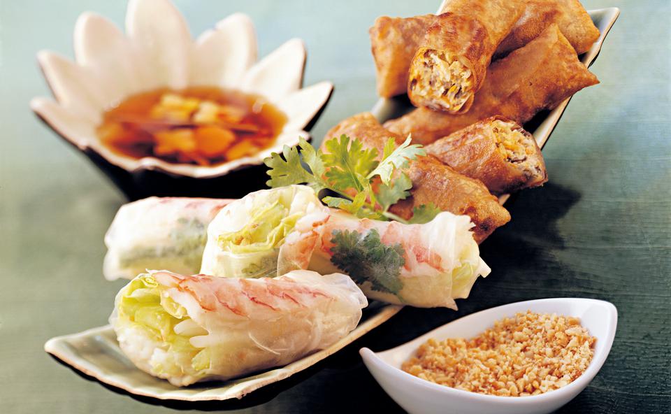 Frische Salatrolle mit Shrimps und knusprige Reispapierrolle