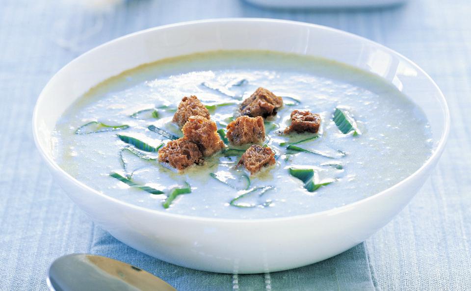 Jungzwiebelsuppe mit Knusperwürfeln