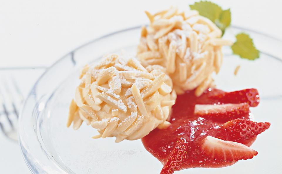 Topfenknödel mit Mandeln und Erdbeeren