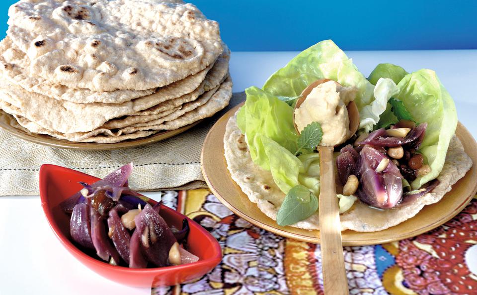 Hafer-Dinkel-Fladen mit Kräutersalat und Kichererbsencreme