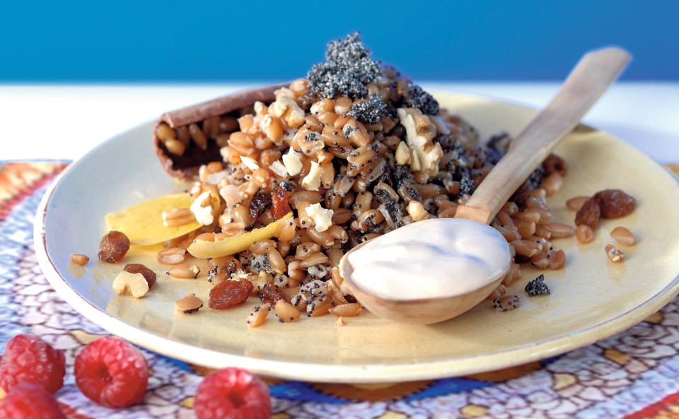 Körniger Dinkel mit Mohn und Himbeeren