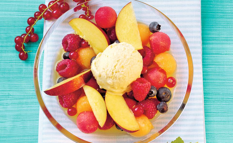 Topfen-Limetteneis mit Sommer-Fruchtsalat