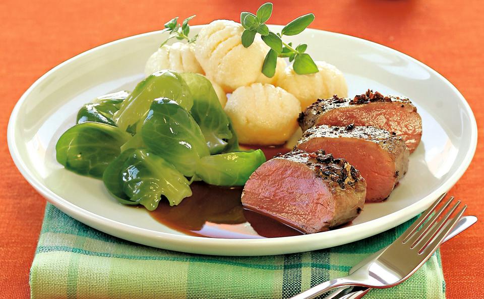 Rehrücken mit Topfengnocchi und Biersauce