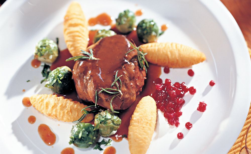 Hirschrückensteak mit Portweinsauce • Rezept • GUSTO.AT