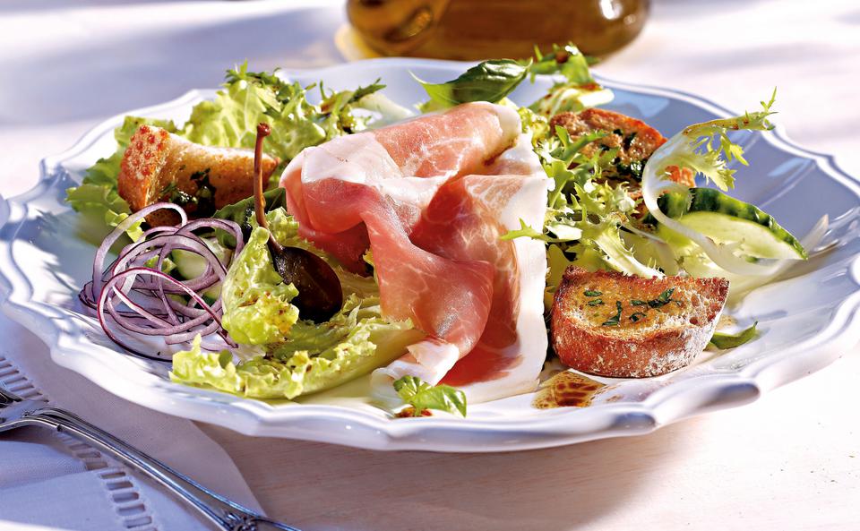Salat mit Rohschinken und Knusper-Brot