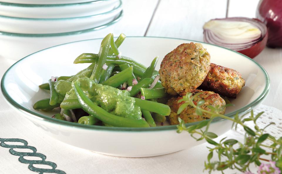 Lammfleisch-Erdäpfel-Laibchen mit Fisolensalat