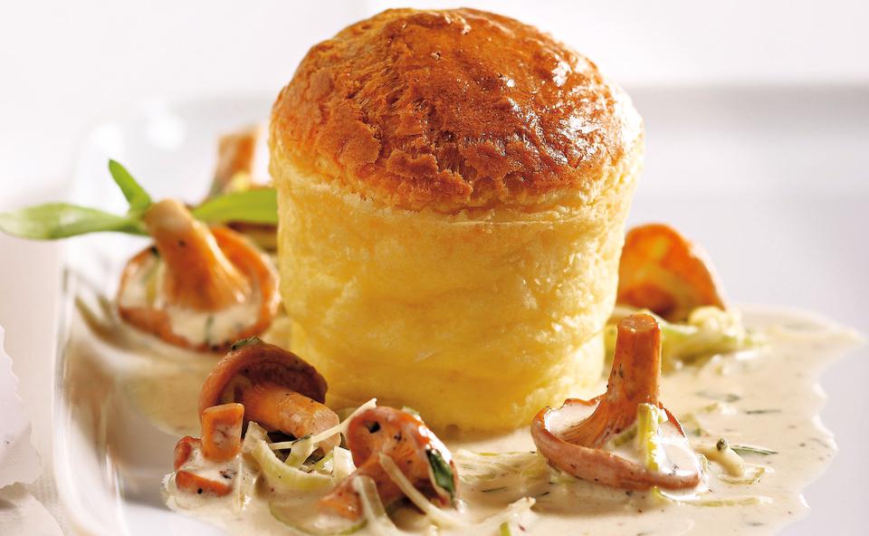 Soufflé vom Bergkäse mit Lauch-Eierschwammerlsauce