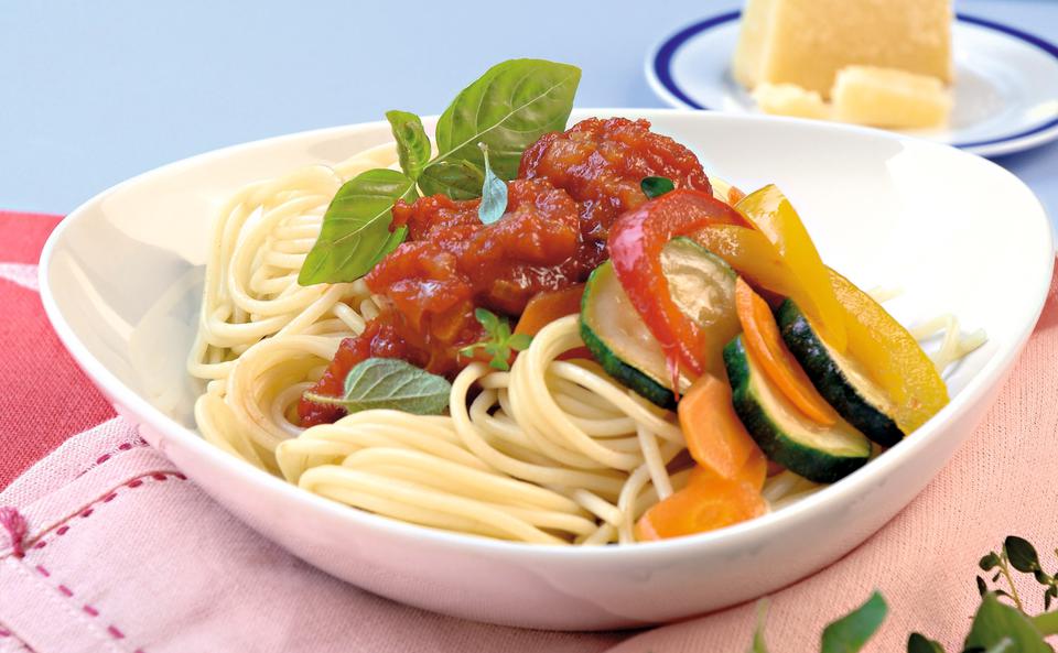 Spaghetti mit Kräutersugo und gebratenem Gemüse
