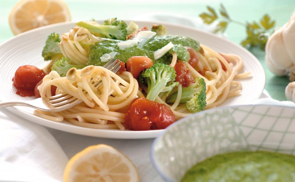 Brokkoli-Pasta mit Petersilpesto und Paradeisern