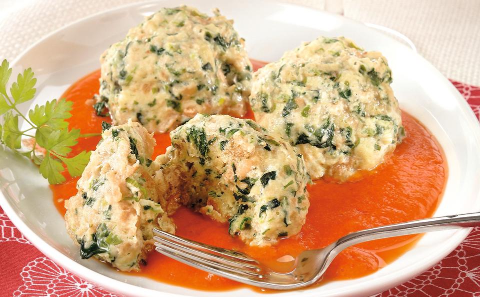 Tofu-Spinat-Knödel mit Paprikasauce